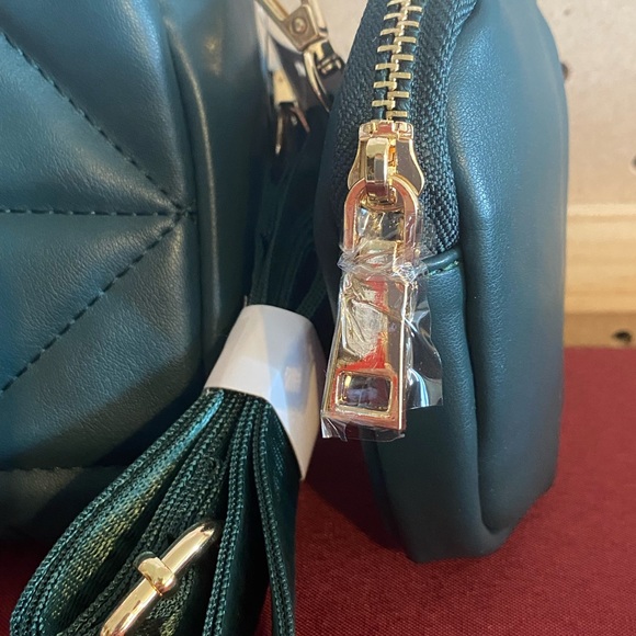 Urban Expressions Tasha Quilted Crossbody in Green - Picture 3 of 5